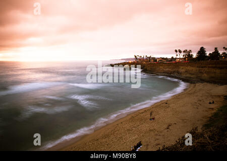 Blick auf den wunderschönen San Diego Kalifornien bei Sunset Cliffs in Point Loma mit Pazifischen Ozean und felsigen Küste Stockfoto