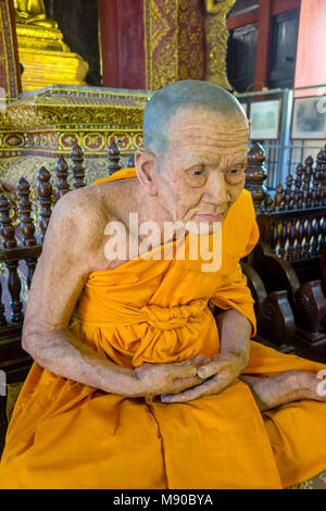 CHIANG MAI, Thailand, 06. MÄRZ 2018: Tolle Aussicht von Wachs Statue des buddhistischen Mönch im Tempel Stockfoto