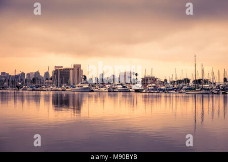 Blick auf San Diego Kalifornien bei Sonnenuntergang mit Boote und Gebäude, die über das Wasser gesehen Stockfoto