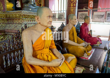 CHIANG MAI, Thailand, 06. MÄRZ 2018: Tolle Aussicht von Wachs Statue des buddhistischen Mönch im Tempel Stockfoto