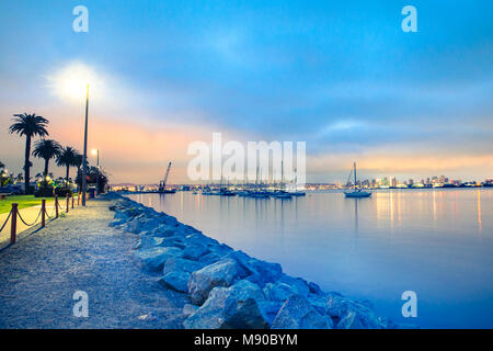 Blick auf San Diego Kalifornien bei Sonnenuntergang mit Boote und Gebäude, die über das Wasser gesehen Stockfoto