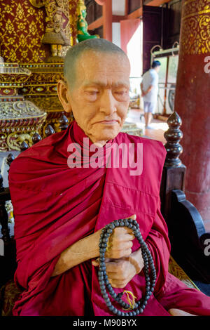 CHIANG MAI, Thailand, 06. MÄRZ 2018: Tolle Aussicht von Wachs Statue des buddhistischen Mönch im Tempel Stockfoto