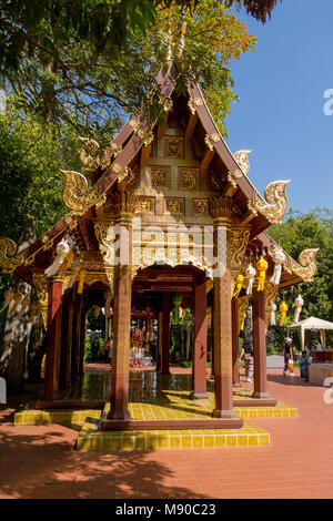 CHIANG MAI, Thailand, 06. MÄRZ 2018: Im Freien buddhistischer Tempel von Wat Phrathat Doi Suthep in Chiang Mai, Thailand Stockfoto