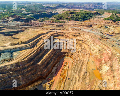 Luftaufnahme von riesigen, modernen Tagebau in Minas de Riotinto, Andalusien, Spanien Stockfoto