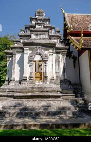 CHIANG MAI, Thailand, 06. MÄRZ 2018: Im Freien buddhistischer Tempel von Wat Phrathat Doi Suthep in Chiang Mai, Thailand Stockfoto