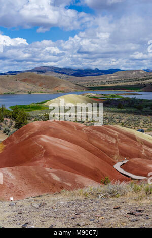 Die Painted Hills von Oregon Farben anzeigen Erstellt von verschiedenen Schichten des Bodens über Äonen hinterlegt. John Day Fossil Beds, Mitchell, Oregon Stockfoto