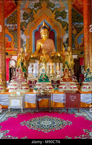BANGKOK, THAILAND, 06. MÄRZ 2018: Indoor Ausblick auf Wat Pho, ist ein Königlicher Tempel während der ersten König gebaut, in Bangkok, Thailand Stockfoto