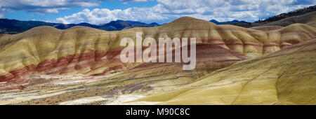 Die Painted Hills von Oregon Farben anzeigen Erstellt von verschiedenen Schichten des Bodens über Äonen hinterlegt. John Day Fossil Beds, Mitchell, Oregon Stockfoto