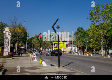 BANGKOK, THAILAND, 06. MÄRZ 2018: Im Freien von unbekannten Menschen zu Fuß, und einige Verkehr, Autos und Motorräder reiten in den Straßen von Chiang Mai, Thailand Stockfoto