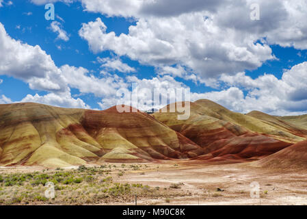 Die Painted Hills von Oregon Farben anzeigen Erstellt von verschiedenen Schichten des Bodens über Äonen hinterlegt. John Day Fossil Beds, Mitchell, Oregon Stockfoto