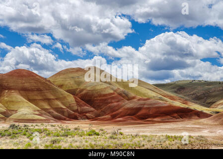 Die Painted Hills von Oregon Farben anzeigen Erstellt von verschiedenen Schichten des Bodens über Äonen hinterlegt. John Day Fossil Beds, Mitchell, Oregon Stockfoto