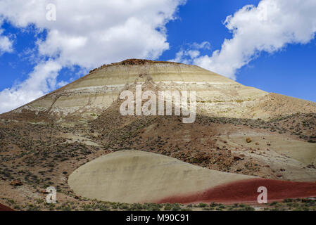 Die Painted Hills von Oregon Farben anzeigen Erstellt von verschiedenen Schichten des Bodens über Äonen hinterlegt. John Day Fossil Beds, Mitchell, Oregon Stockfoto