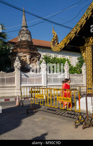 CHIANG MAI, Thailand, 06. MÄRZ 2018: Im Freien von unbekannten Personen an der eneter Buddhistischer Tempel von Wat Phrathat Doi Suthep in Chiang Mai, Thailand Stockfoto