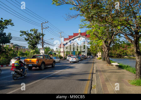 BANGKOK, THAILAND, 06. MÄRZ 2018: Im Freien Verkehr, Autos und Motorräder reiten in den Straßen von Chiang Mai Stockfoto