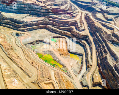 Luftaufnahme von riesigen, modernen Tagebau in Minas de Riotinto, Andalusien, Spanien Stockfoto