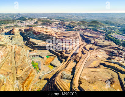 Luftaufnahme von riesigen, modernen Tagebau in Minas de Riotinto, Andalusien, Spanien Stockfoto