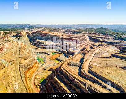 Luftaufnahme von riesigen, modernen Tagebau in Minas de Riotinto, Andalusien, Spanien Stockfoto