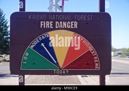 Williams, Arizona, USA: Hinweisschild auf der Ebene der Brandgefahr im Kaibab National Forest. Stockfoto