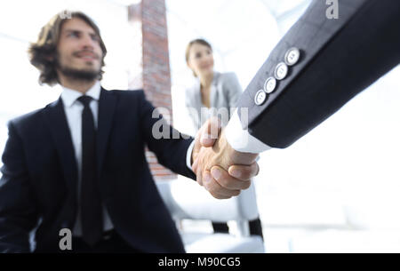 Nahaufnahme einer Business Hand schütteln zwischen zwei Kollegen Stockfoto