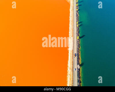 Erstaunlich Straße zwischen orange und blaue See in Minas de Riotinto, Andalusien, Spanien Stockfoto