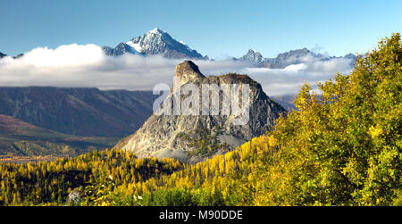 Berge in der Chugach Range stand über den Wolken erhebt sich aus dem Tal in Alaska, Nordamerika Stockfoto