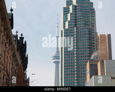 TORONTO, KANADA - 21. Dezember 2016: Canadian National Tower (CN Tower) von mehr moderne Gebäude in der Innenstadt von Toronto umgeben. CN Tower ist der talle Stockfoto