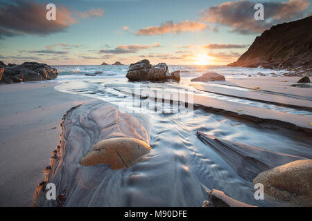 Einen schönen Sonnenuntergang vom Porth Nanven Beach in der Nähe von St. Just, Cornwall, England bei Ebbe Stockfoto