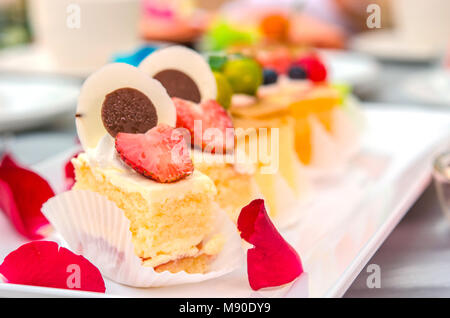 Lecker Kuchen auf dem Teller auf dem Tisch Stockfoto