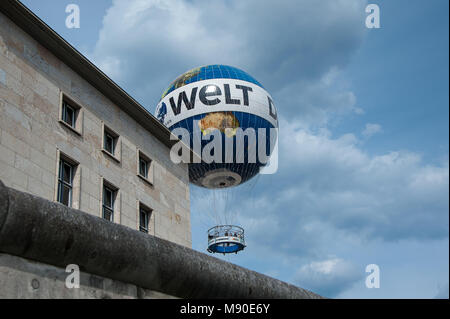 Die Berliner Weltballon (Hiflyer) Werbung 'Die Welt' Zeitung Airborne mit Korb der Passagiere. Entlang der Berliner Mauer gesehen Stockfoto