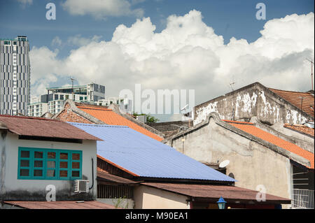 Farbenfrohe Stadtbild mit einem Kontrast von alten und neuen in Melaka (Malacca), Malaysia. Dachterrasse mit Blick auf die alten Lagerhäuser neben modernen Einkaufszentren Stockfoto