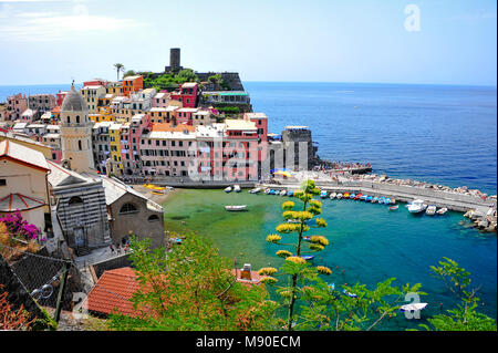 Hübsch bemalten Häuser von einem azurblauen Meer umgeben. Luftaufnahme von Vernazza - einer von fünf malerische Dörfer in der Cinque Terre, Italien. Stockfoto