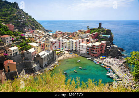 Hübsch bemalten Häuser von einem azurblauen Meer umgeben. Luftaufnahme von Vernazza - einer von fünf malerische Dörfer in der Cinque Terre, Italien. Stockfoto