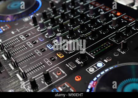 Nahaufnahme auf dem oberen Bedienfeld von Standalone-DJ-Player und DJ-Mixer Controller. Selektive konzentrieren. Stockfoto