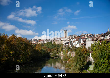 Panarama Freiburg Altstadt in der Schweiz. Herbstlaub, blauer Himmel und orange Dächer Kontrast mit blauem Himmel Hintergrund Stockfoto