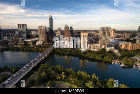 Austin Texas U-Bahn in die Stadt leuchtet die Congress Street Bridge Colorado River Waterfront Stockfoto