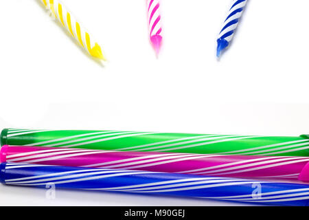 Happy Birthday Kerzen und bunten Stift auf weißem Hintergrund Stockfoto