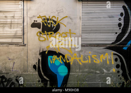 BASEL, SCHWEIZ - Juni 08, 2017: Beeindruckende Kunst Graffiti auf den Strassen von Basel, die Fassaden und Ecken der Stadt. Die Form der Urban Art. Stockfoto