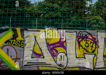 BASEL, SCHWEIZ - Juni 08, 2017: Beeindruckende Kunst Graffiti auf den Strassen von Basel, die Fassaden und Ecken der Stadt. Die Form der Urban Art. Stockfoto