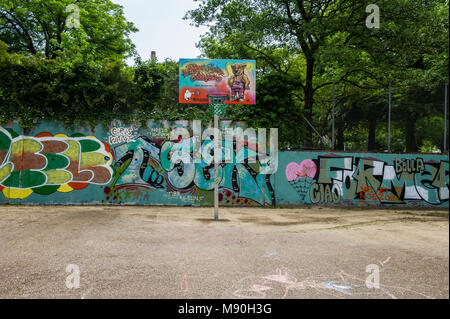 BASEL, SCHWEIZ - Juni 08, 2017: Beeindruckende Kunst Graffiti auf den Strassen von Basel, die Fassaden und Ecken der Stadt. Die Form der Urban Art. Stockfoto