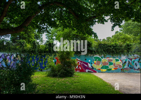 BASEL, SCHWEIZ, 03. JUNI 2017: Beeindruckende Kunst Graffiti auf den Strassen von Basel, die Fassaden und Ecken der Stadt. Die Form der Urban Art. Stockfoto