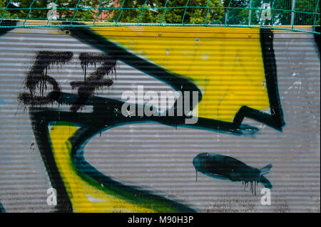BASEL, SCHWEIZ - Juni 08, 2017: Beeindruckende Kunst Graffiti auf den Strassen von Basel, die Fassaden und Ecken der Stadt. Die Form der Urban Art. Stockfoto