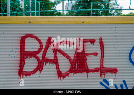 BASEL, SCHWEIZ - Juni 08, 2017: Beeindruckende Kunst Graffiti auf den Strassen von Basel, die Fassaden und Ecken der Stadt. Die Form der Urban Art. Stockfoto