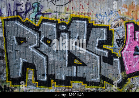 BASEL, SCHWEIZ, 03. JUNI 2017: Beeindruckende Kunst Graffiti auf den Strassen von Basel, die Fassaden und Ecken der Stadt. Die Form der Urban Art. Stockfoto