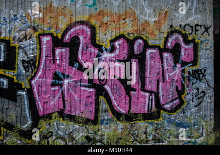 BASEL, SCHWEIZ, 03. JUNI 2017: Beeindruckende Kunst Graffiti auf den Strassen von Basel, die Fassaden und Ecken der Stadt. Die Form der Urban Art. Stockfoto