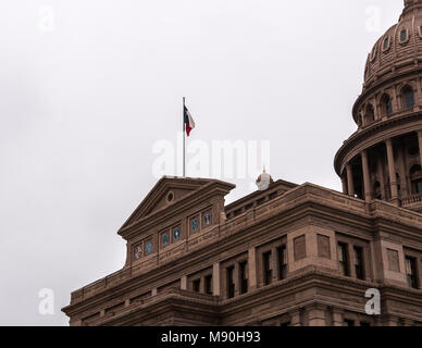 AUSTIN, Texas - 31. Dezember 2017: Das ikonische Lone Star State Flag positioniert auf der Vorderseite des State Capitol Building. Stockfoto