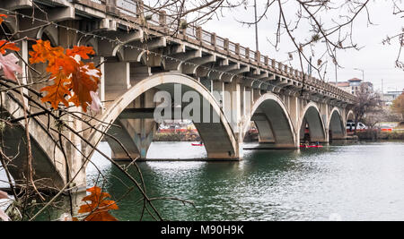 AUSTIN, Texas - Dezember 30, 2017: kajakfahrer Kreuz unter dem Lamar Boulevard Brücke. Stockfoto