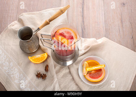 Zitrusfrüchte, Kaffee mit Orangen- und Zitronenscheiben Stockfoto