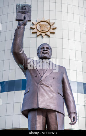 Die Unabhängigkeit Denkmal wurde im Jahr 2014 von Präsident Hifikepunye Pohamba eröffnet mit einer Statue der Gründung Präsident Sam Nujoma am Eingang Stockfoto