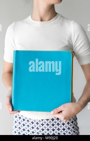 Weibliche Holding blaues Papier Ordner Stockfoto