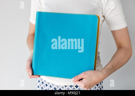 Weibliche Holding blaues Papier Ordner Stockfoto